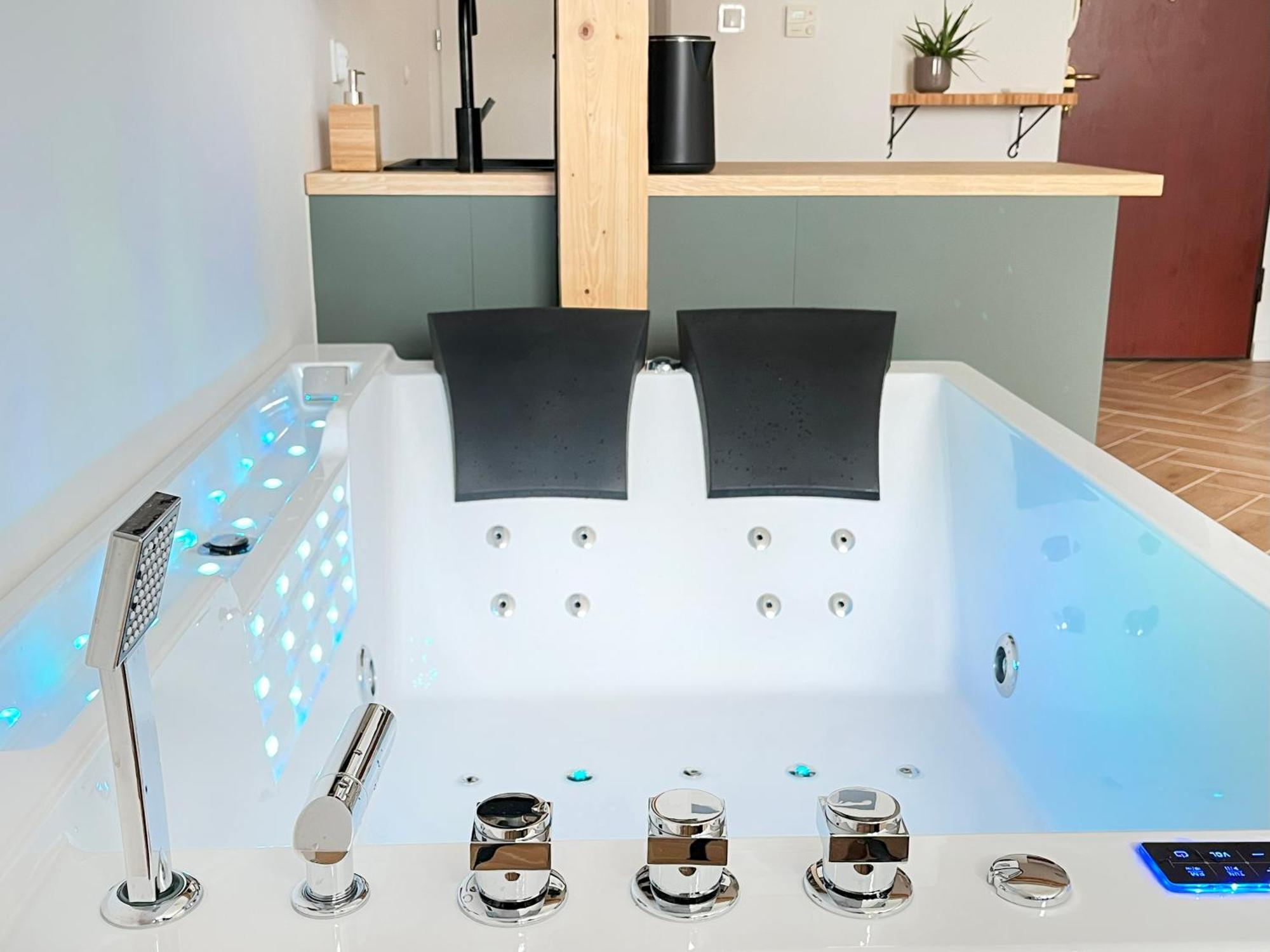 Jacuzzi Premium With Air Conditioning, Main Square Apartment Krakau