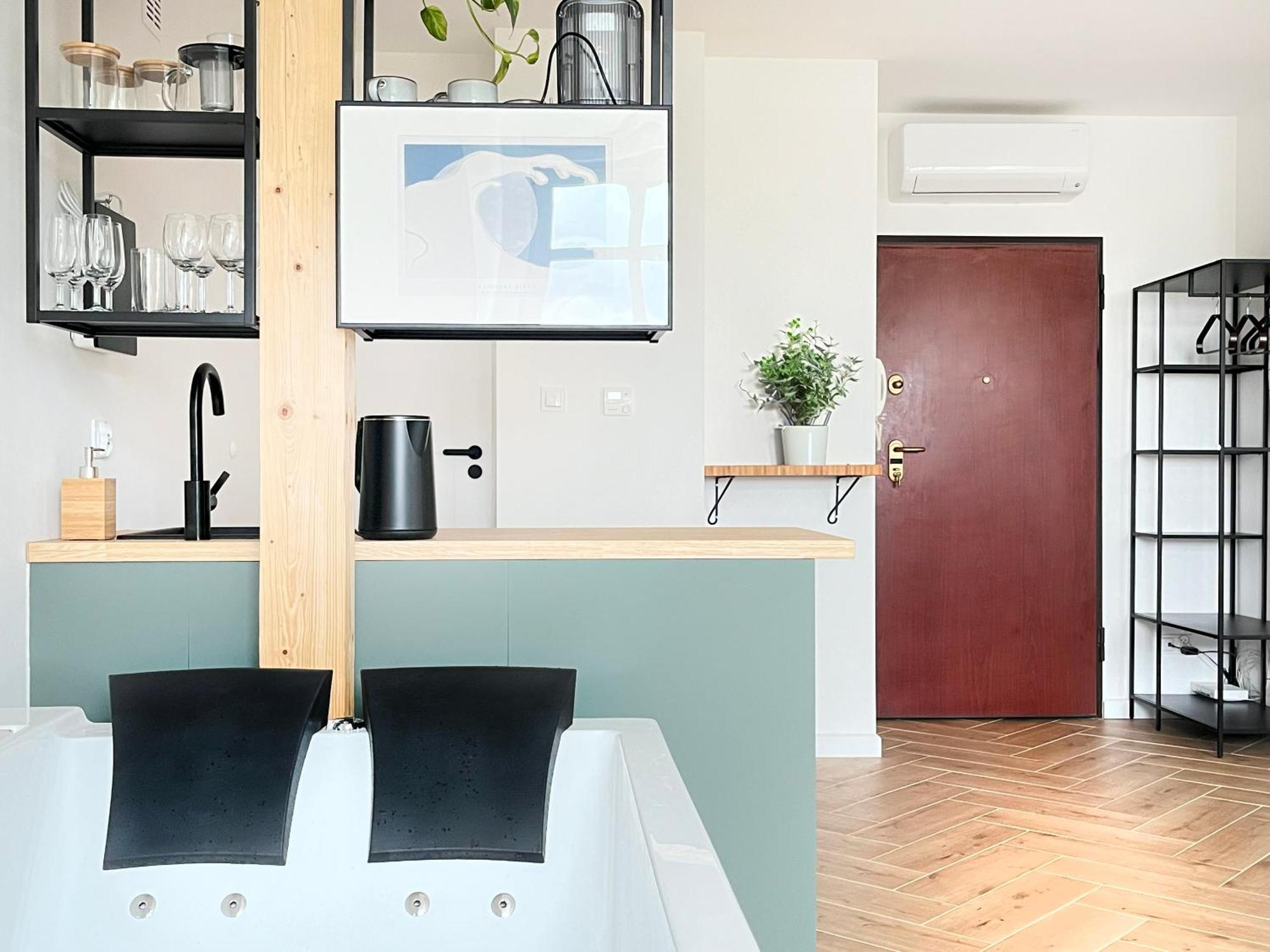 Jacuzzi Premium With Air Conditioning, Main Square Apartament