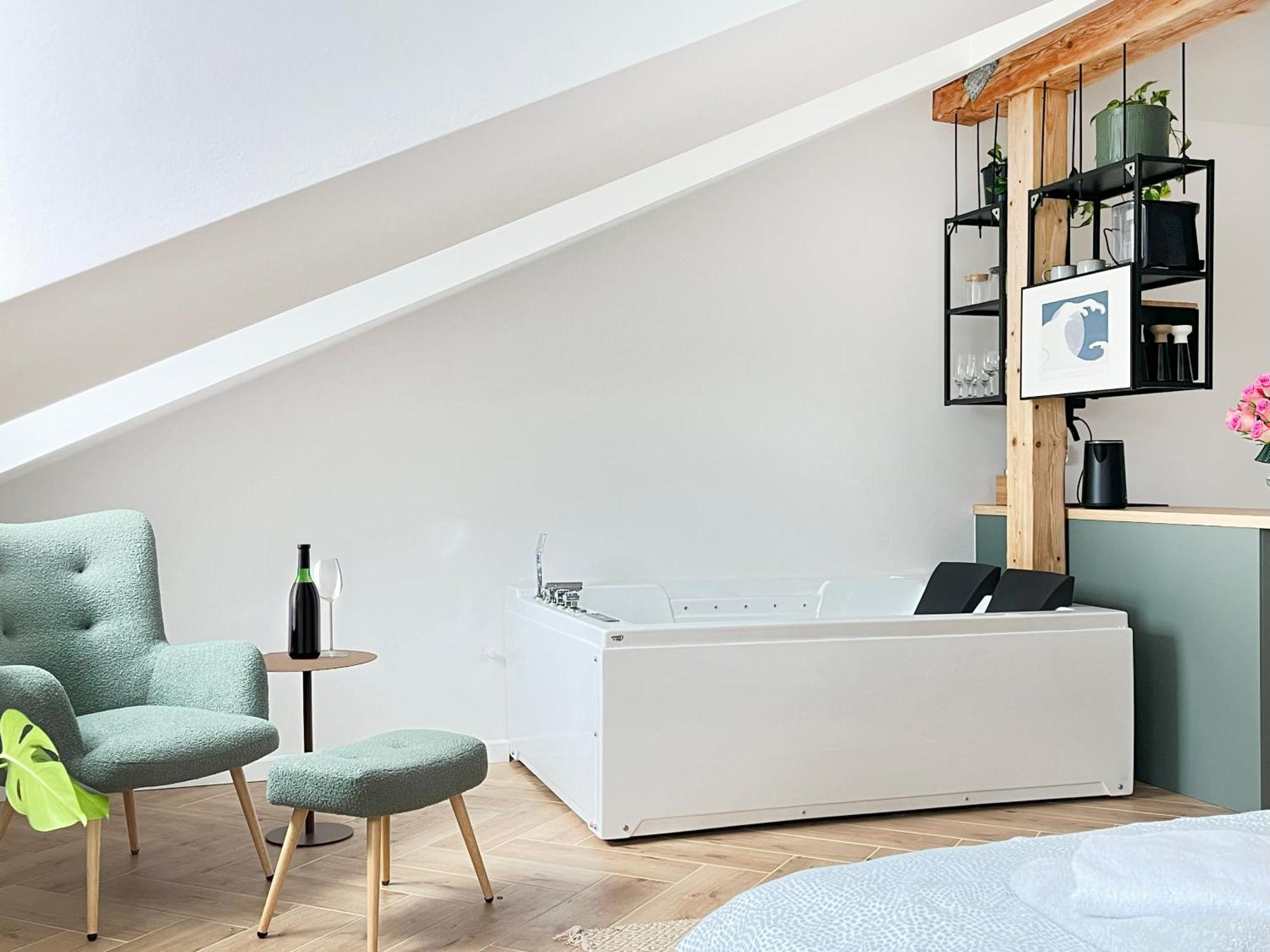 Apartament Jacuzzi Premium With Air Conditioning, Main Square